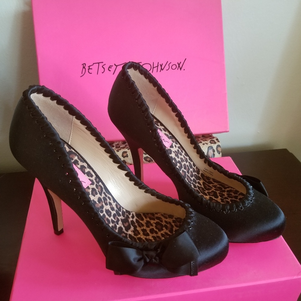 Betsey Johnson "Nelson" Black Satin Heels. Size 6.5